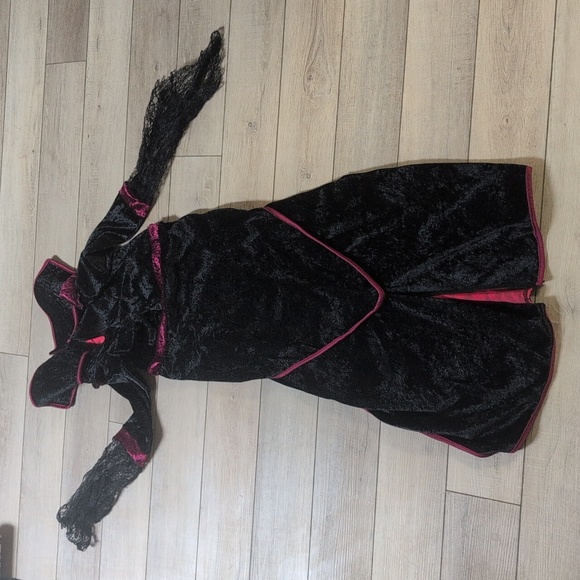 Girls Vampire Costume - Picture 2 of 3